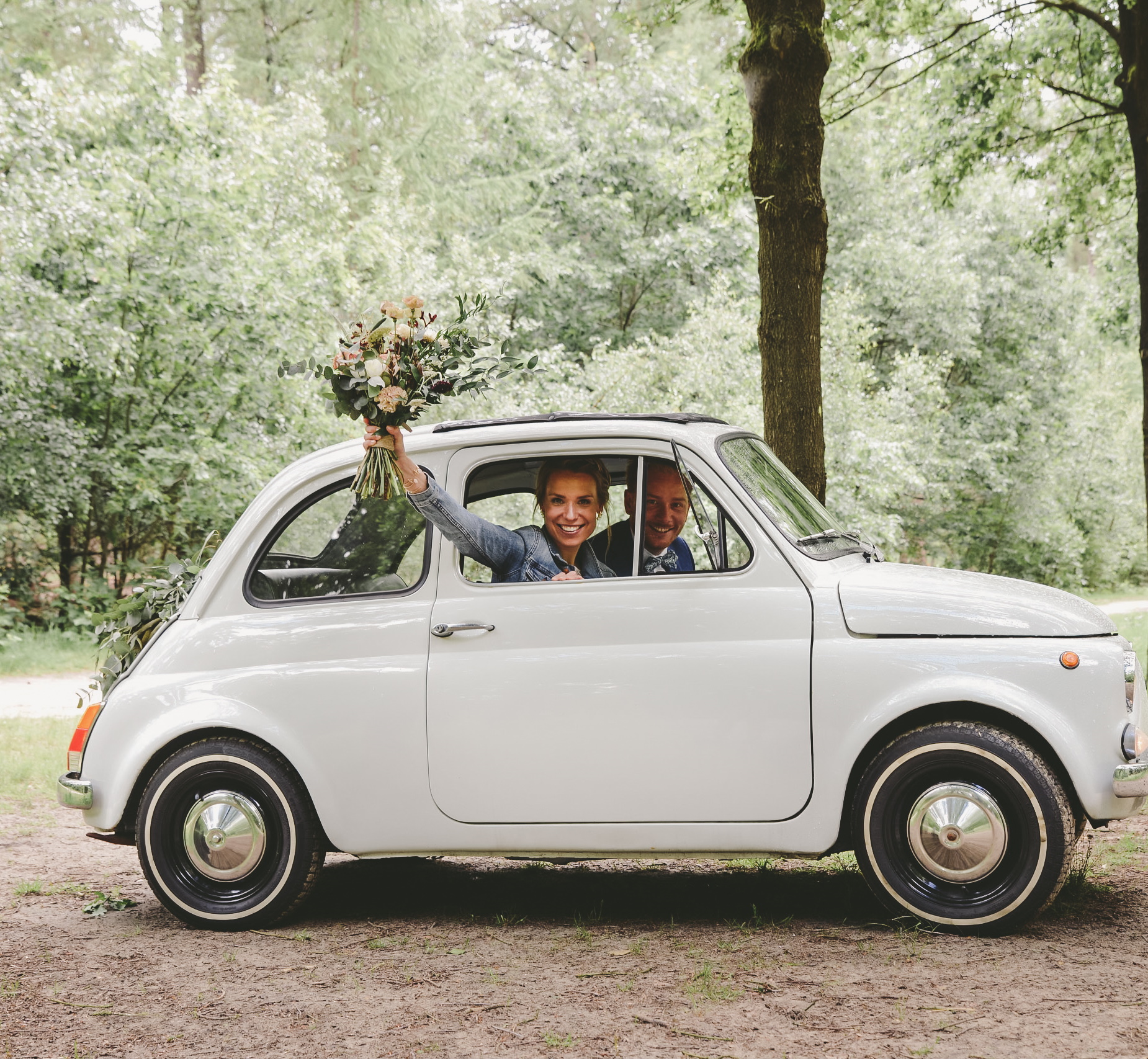 Fiat 500 oldtimer huren als trouwauto in Breda? | Lots of Love Weddings